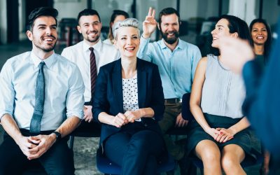 La formation inversée : Pourquoi les milléniaux enseignent aux baby-boomers